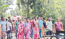 Locals protest against BSF restrictions Locals protest against BSF restrictions