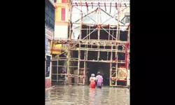 Hatibagan to Jodhpur Park: Heavy rains wreak havoc on Puja preps Hatibagan to Jodhpur Park: Heavy rains wreak havoc on Puja preps