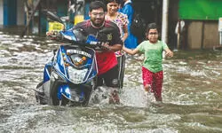 Massive waterlogging brings traffic to a near halt Massive waterlogging brings traffic to a near halt