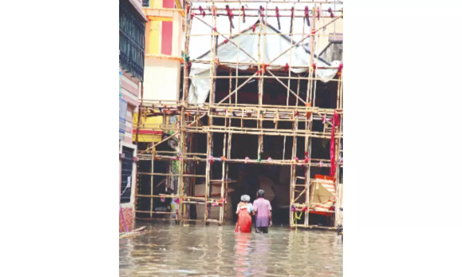 Hatibagan to Jodhpur Park: Heavy rains wreak havoc on Puja preps