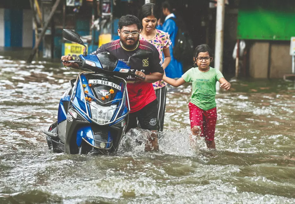 Massive waterlogging   brings traffic to a near halt