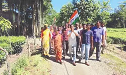 Tea garden workers lock gates, demand full 20% bonus in Dooars Tea garden workers lock gates, demand full 20% bonus in Dooars