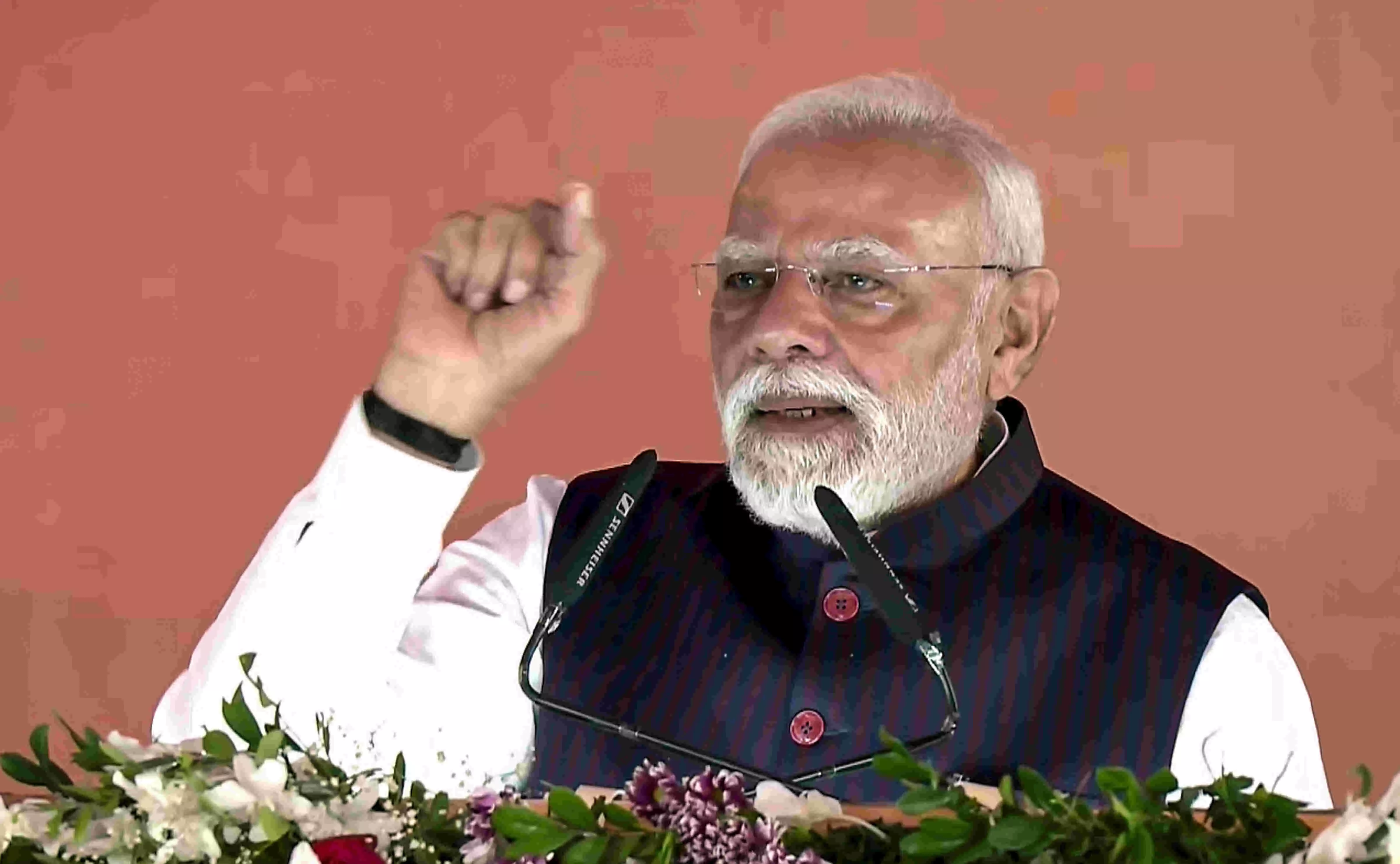Congress left no opportunity to loot people, even taxed those in low-income group, alleges PM