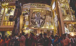 ‘Shasthi’: Puja euphoria drowns deluge fear as revellers flock to pandals ‘Shasthi’: Puja euphoria drowns deluge fear as revellers flock to pandals