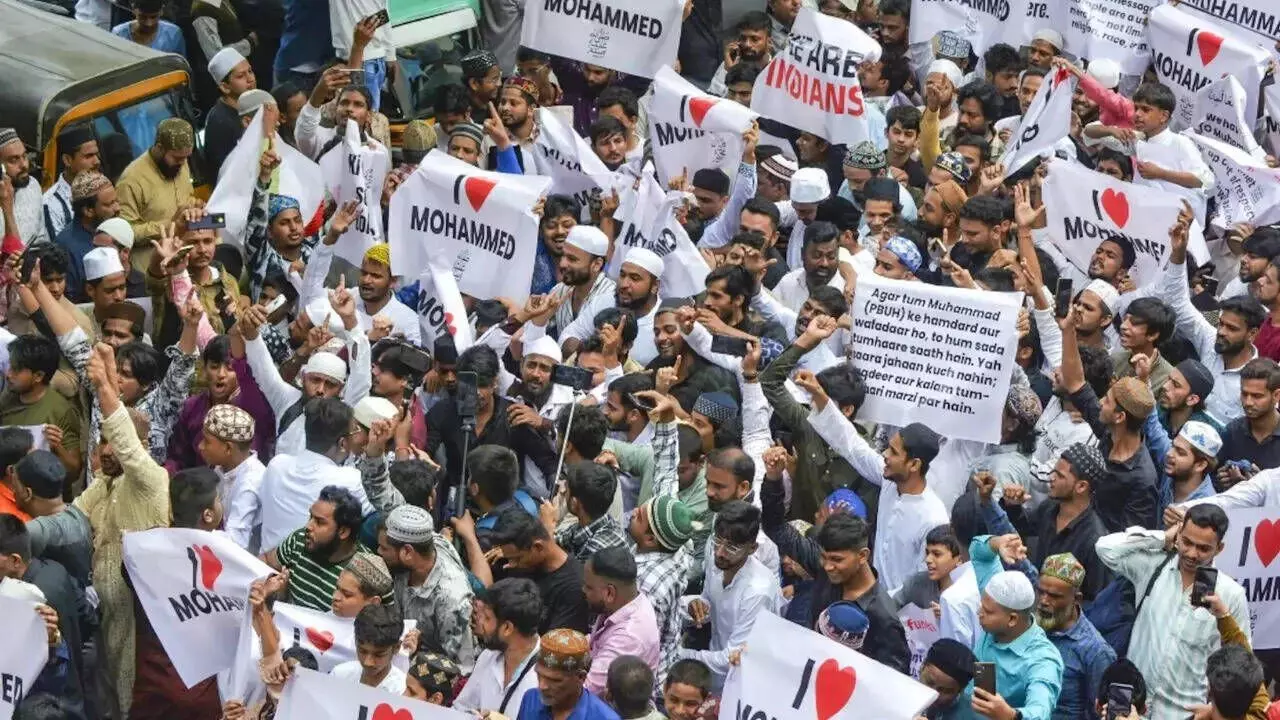 Protest against I Love Muhammad graffiti on road turns violent in Ahilyanagar; 1 held, 30 detained