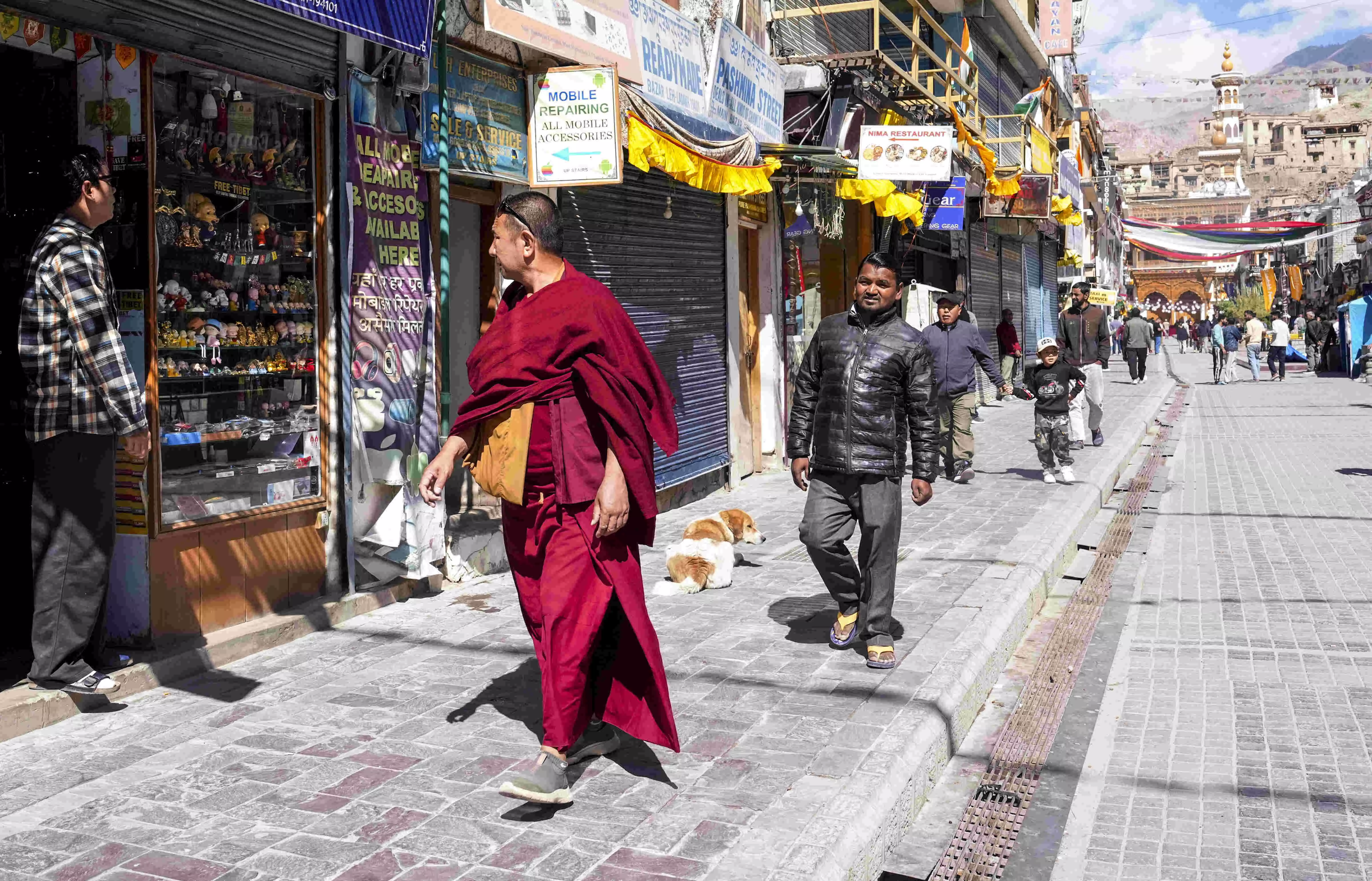 4-hour relaxation in curfew announced in Leh; forces deployed in strength 4-hour relaxation in curfew announced in Leh; forces deployed in strength