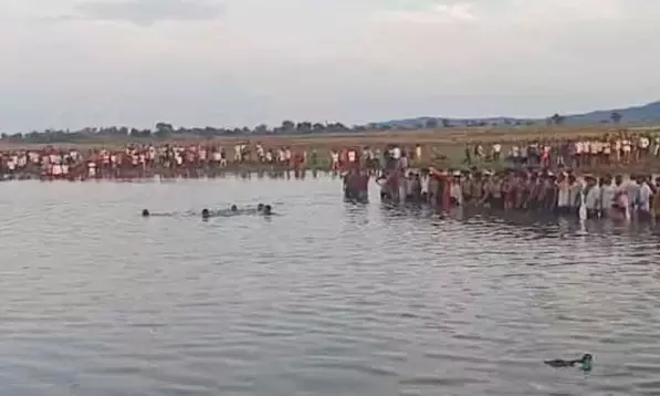 Tractor carrying Durga idols for immersion plunges into lake in Khandwa; 10 devotees dead