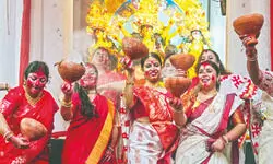 Puja ends peacefully amid rains, pandals reverberate with Mamata’s songs Puja ends peacefully amid rains, pandals reverberate with Mamata’s songs
