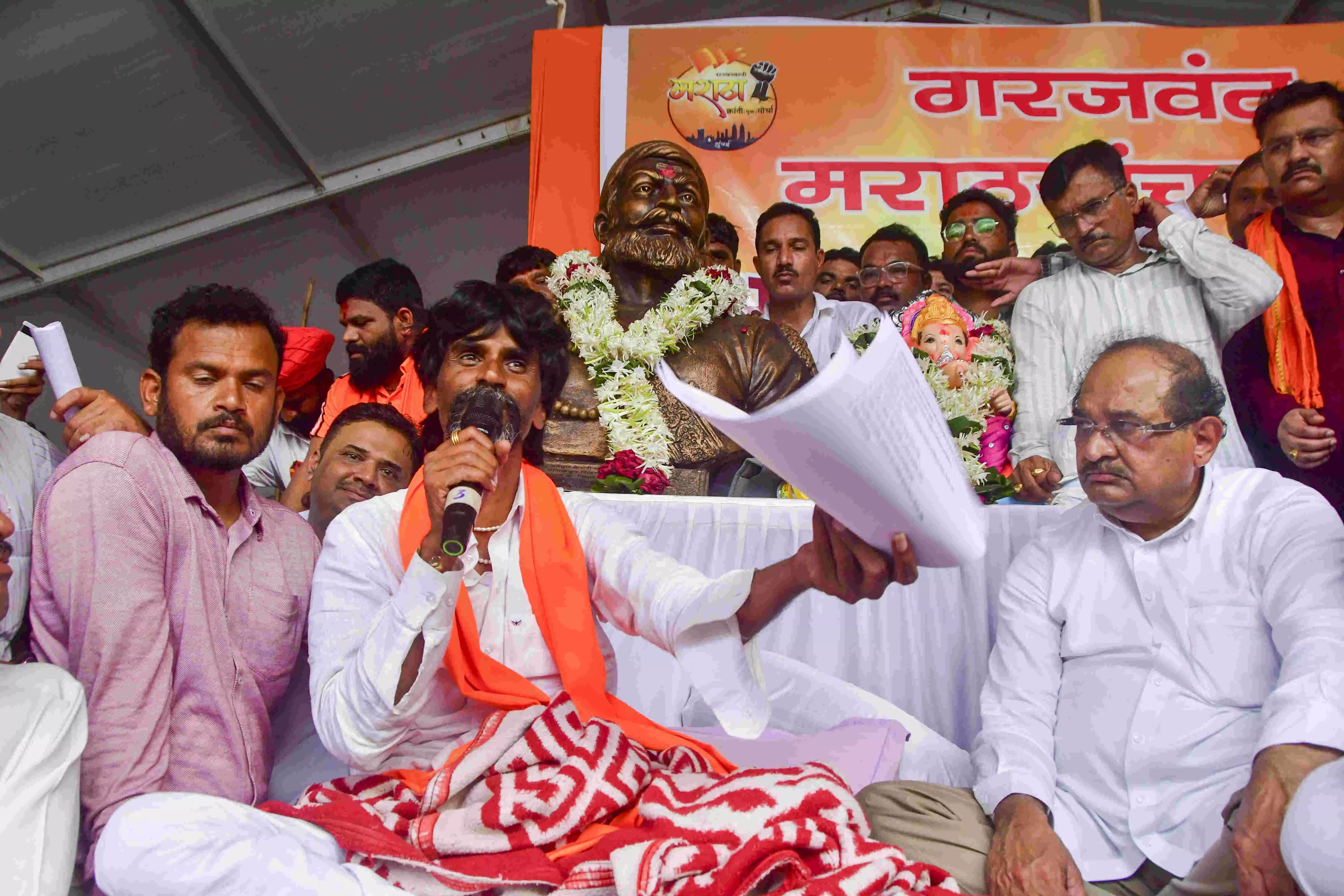 Munde cousins should not mess with me, warns Jarange