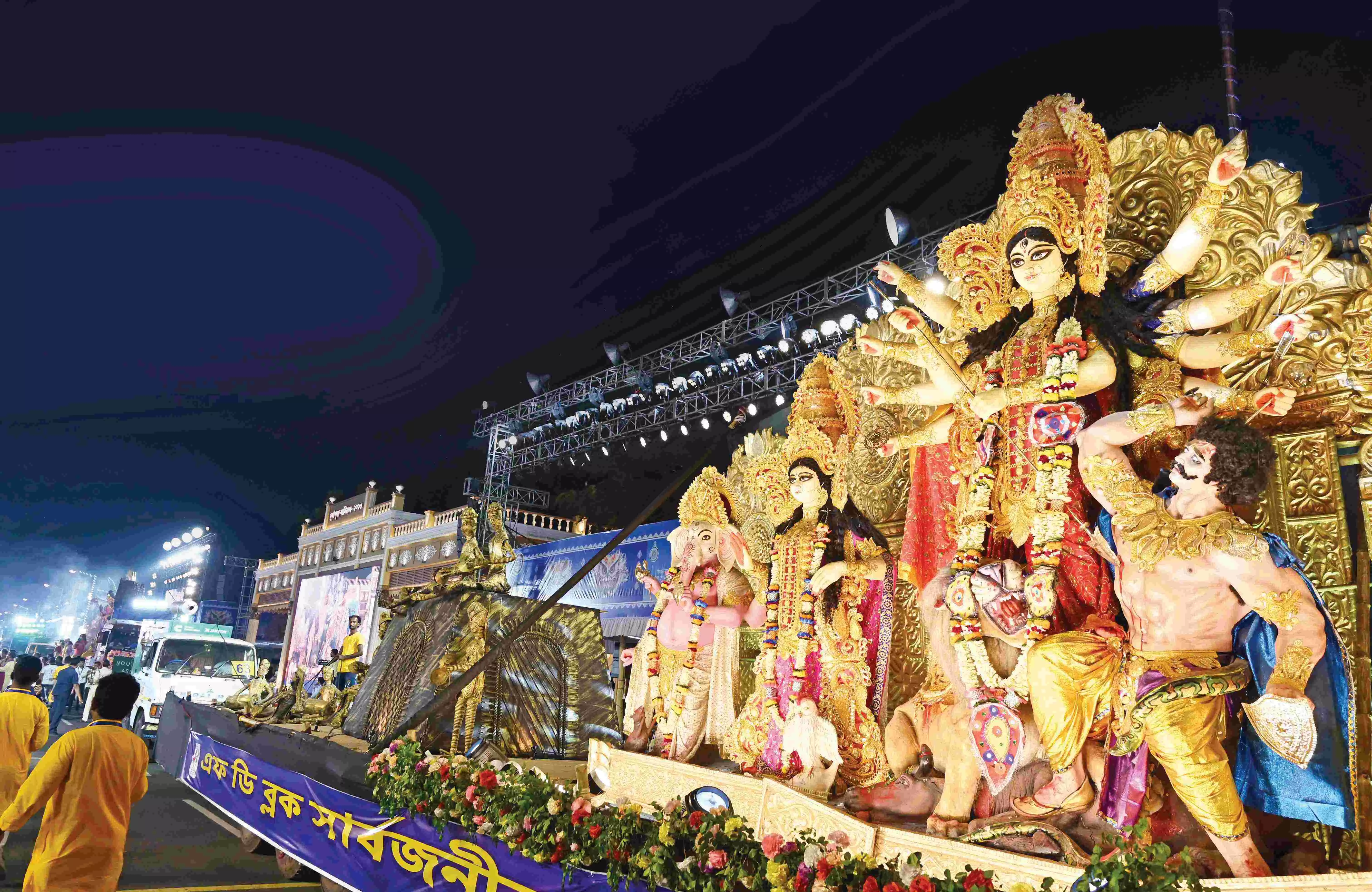 Red Road to dazzle as Kolkata bids grand farewell to the Goddess; Around 95 pujas to take part in carnival