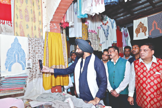 Min Sirsa calls for a ‘Swadeshi Wali Diwali’ at Khadi Utsav 2025