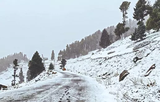 Showers drench north India, J&K receives fresh snowfall