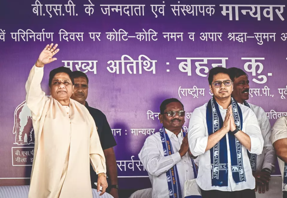 Mayawati holds massive rally, praises Yogi Mayawati holds massive rally, praises Yogi