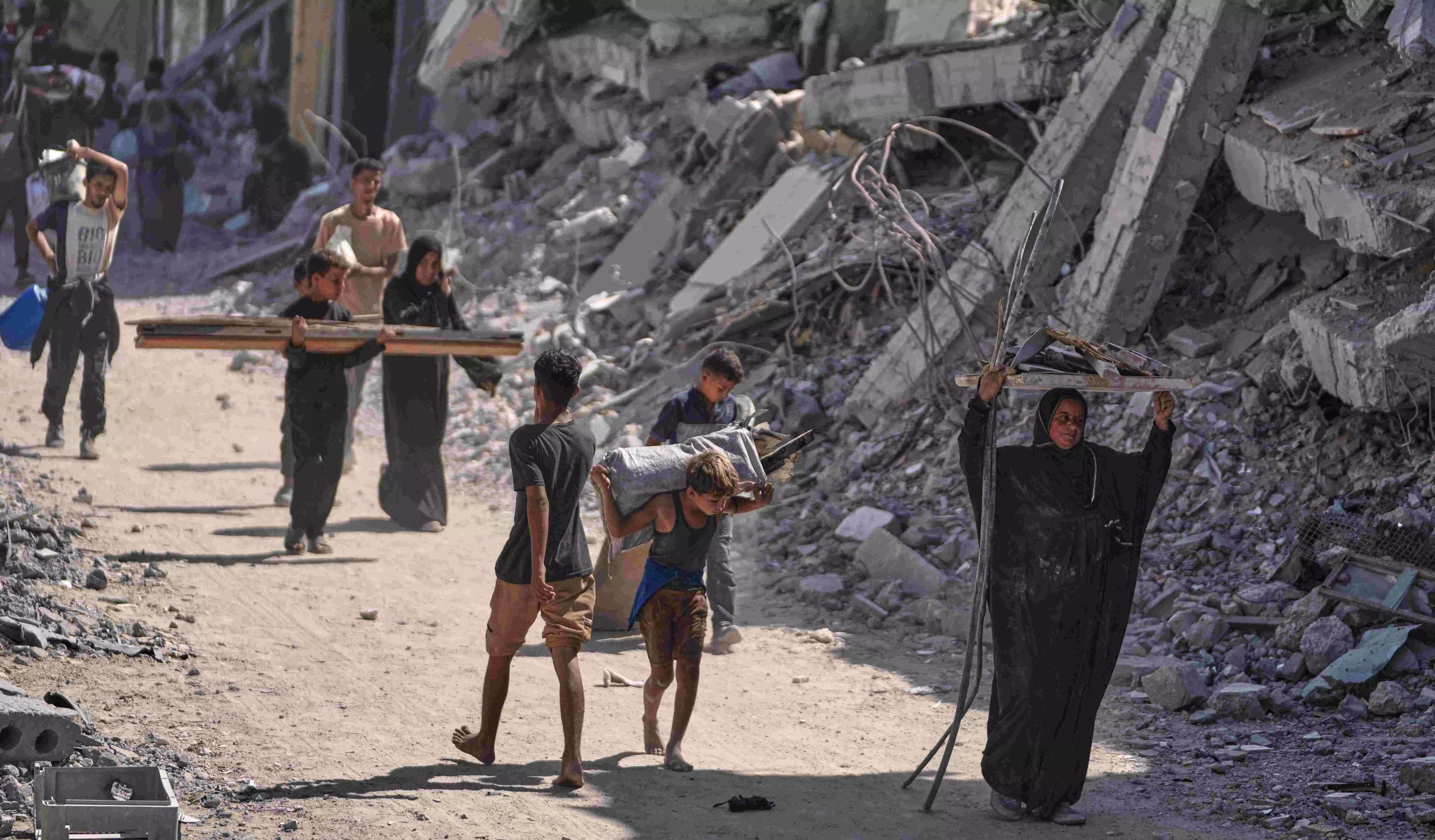 Thousands of Palestinians return to whats left of their homes as Gaza ceasefire takes effect Thousands of Palestinians return to whats left of their homes as Gaza ceasefire takes effect