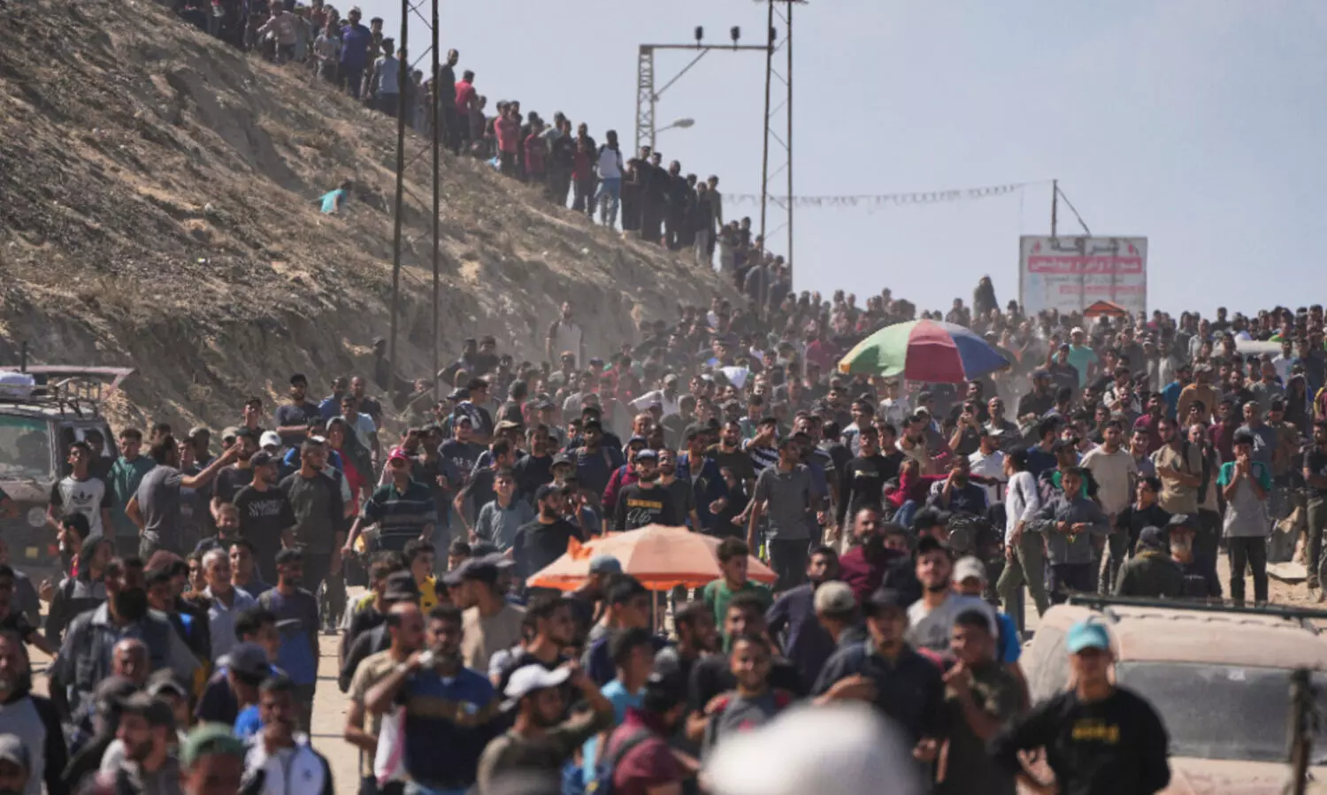 Palestinians return to ruins and US expects hostages freed on Monday as Gaza ceasefire holds