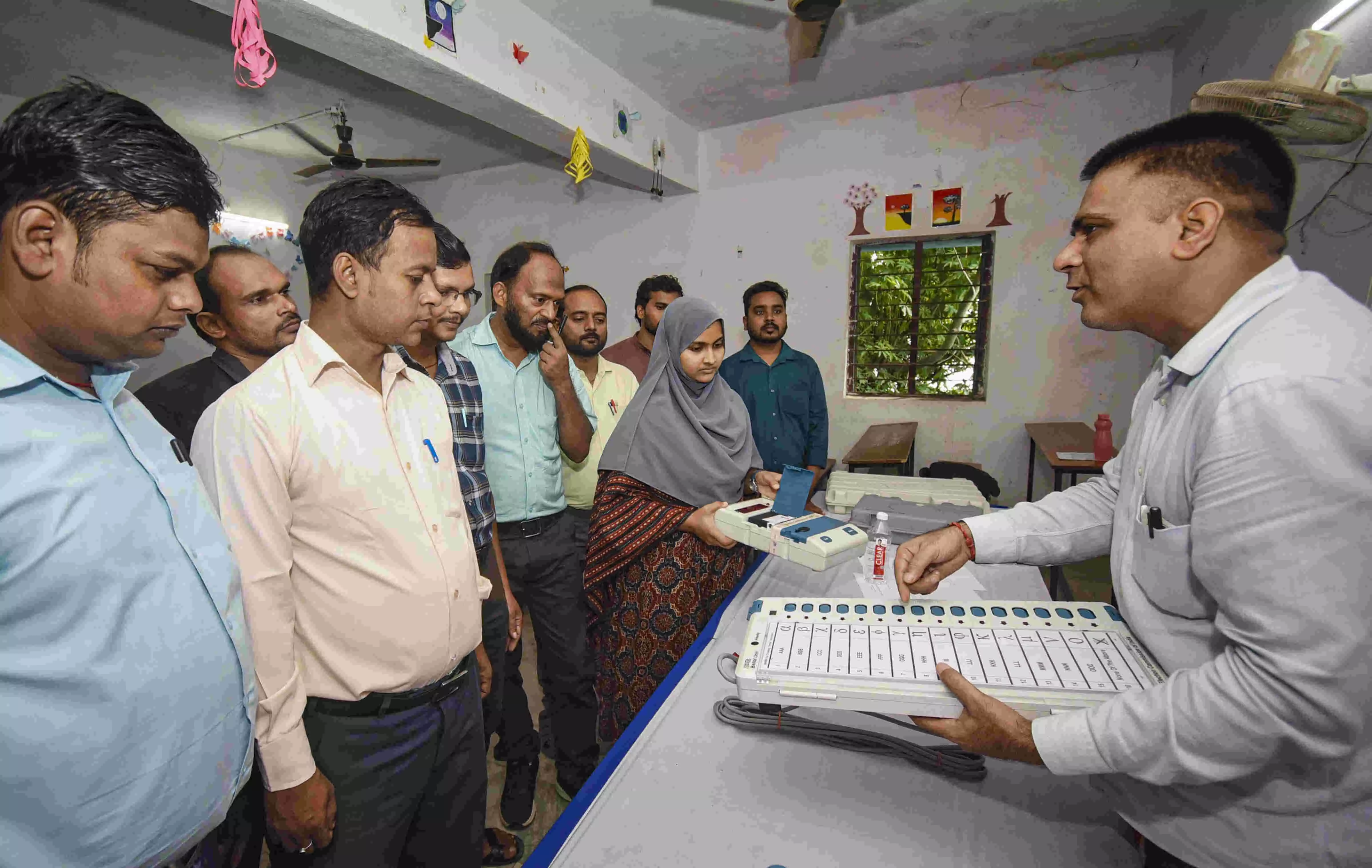 Filing of nominations begins for 122 seats in second phase of Bihar polls Filing of nominations begins for 122 seats in second phase of Bihar polls