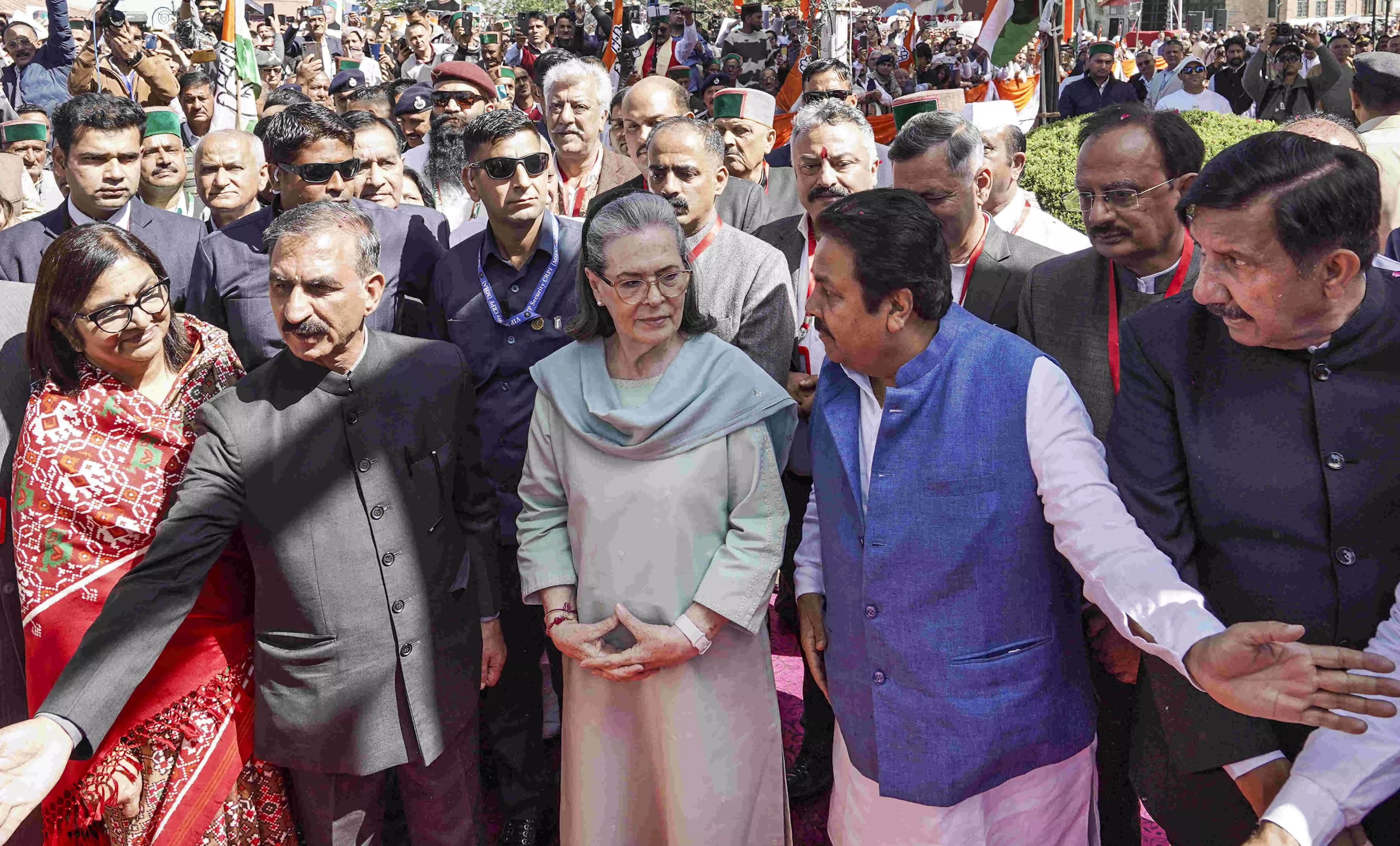 Sonia Gandhi unveils statue of ex-Himachal CM Virbhadra Singh in Shimla