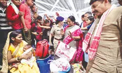 CM reviews festive travel prep at New Delhi Rly Station