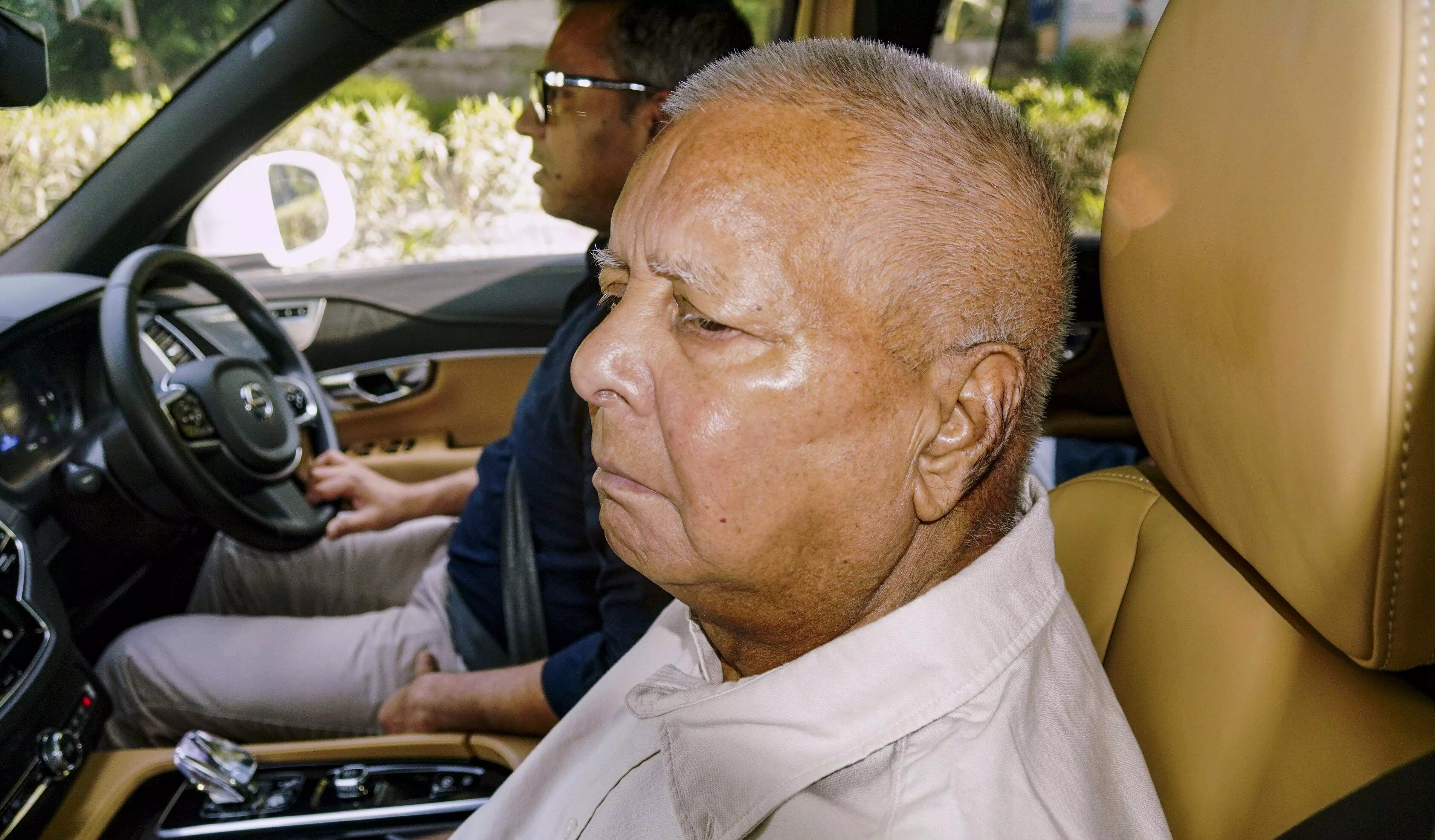 Lalu gives away RJD tickets; stops after Tejashwis intervention Lalu gives away RJD tickets; stops after Tejashwis intervention