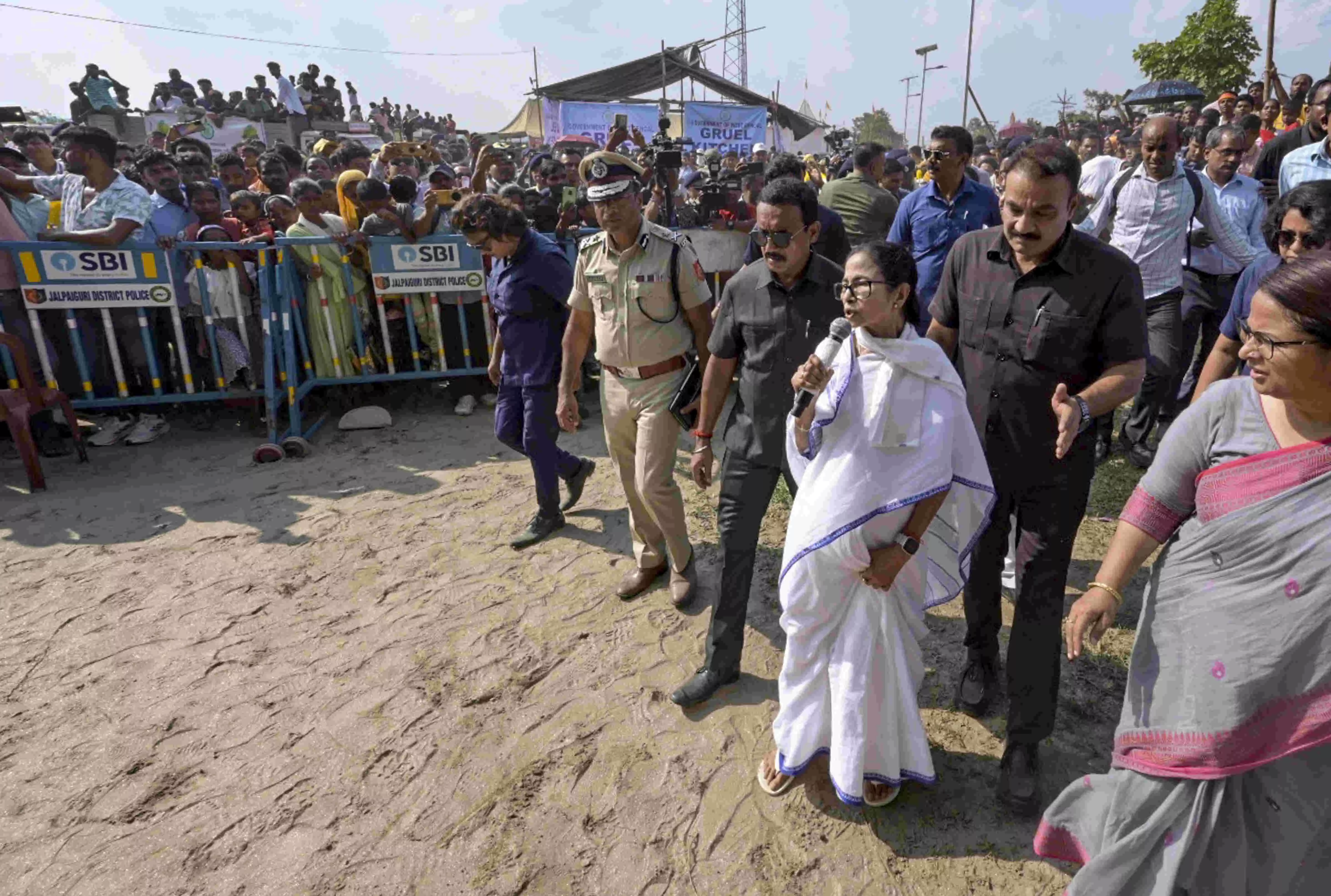 Mamata visits landslide-hit Mirik, says govt ensuring round-the-clock relief ops Mamata visits landslide-hit Mirik, says govt ensuring round-the-clock relief ops