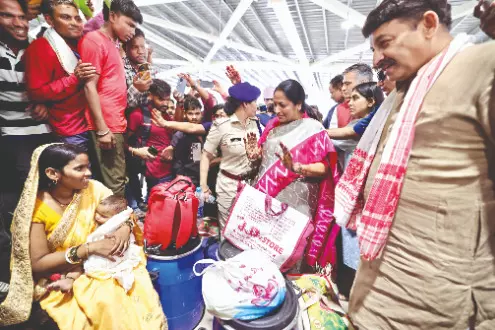 CM reviews festive travel prep at New Delhi Rly Station CM reviews festive travel prep at New Delhi Rly Station