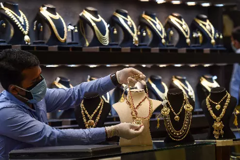 Gold breaches Rs 1.3 lakh/10 g Gold breaches Rs 1.3 lakh/10 g