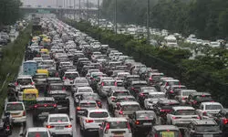 Traffic jam on Mumbai-Ahmedabad highway; over 500 students stuck for 12 hours Traffic jam on Mumbai-Ahmedabad highway; over 500 students stuck for 12 hours