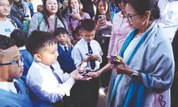 Mamata’s gestures   of warmth amid flood review visit win hearts