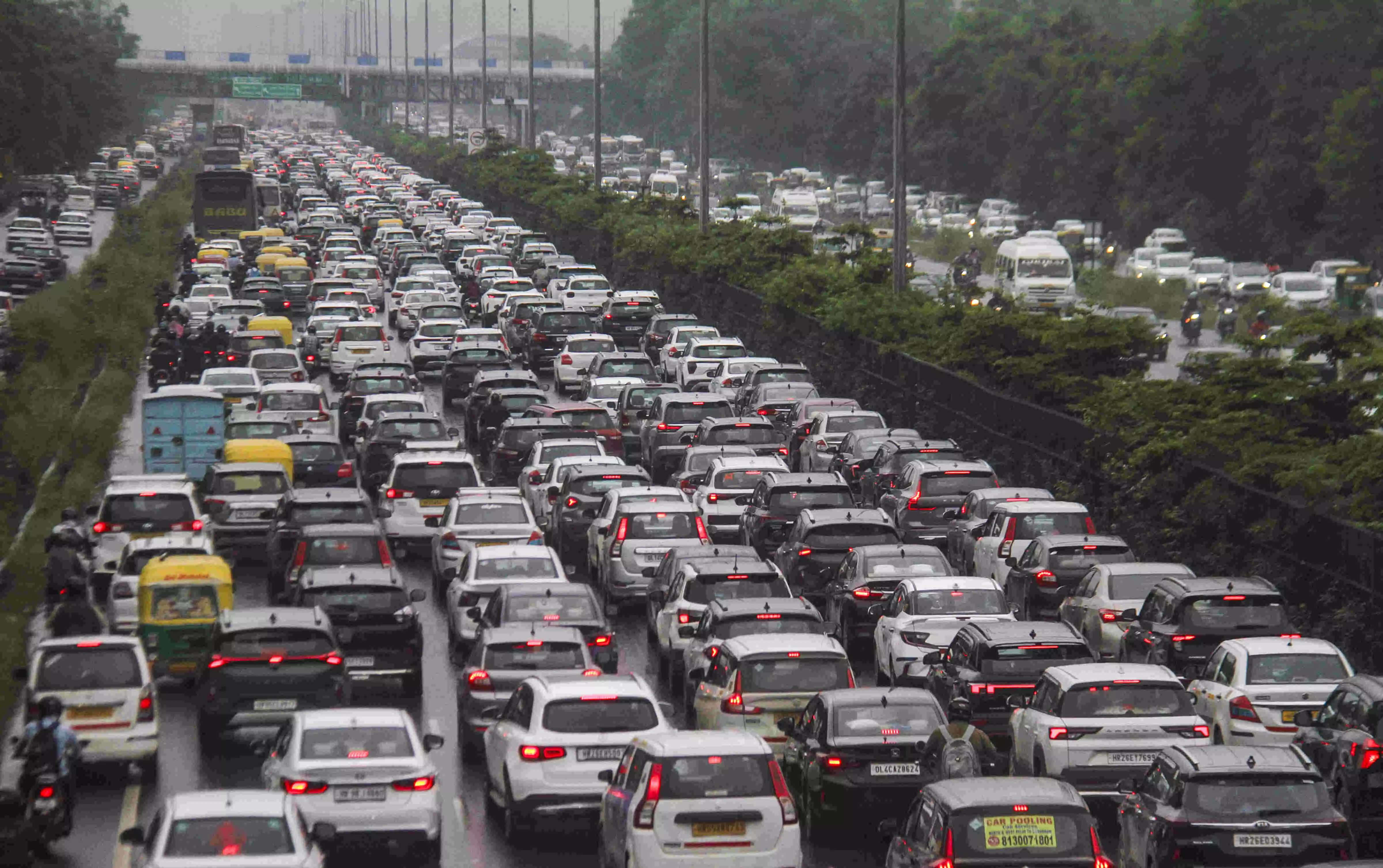 Traffic jam on Mumbai-Ahmedabad highway; over 500 students stuck for 12 hours Traffic jam on Mumbai-Ahmedabad highway; over 500 students stuck for 12 hours