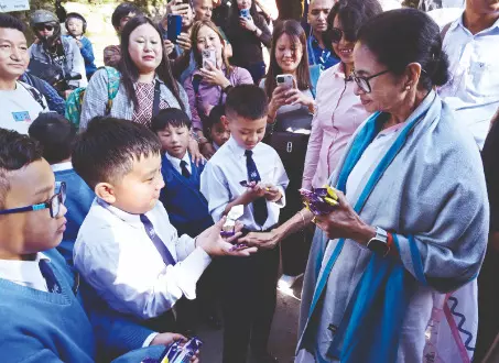 Mamata’s gestures of warmth amid flood review visit win hearts Mamata’s gestures of warmth amid flood review visit win hearts