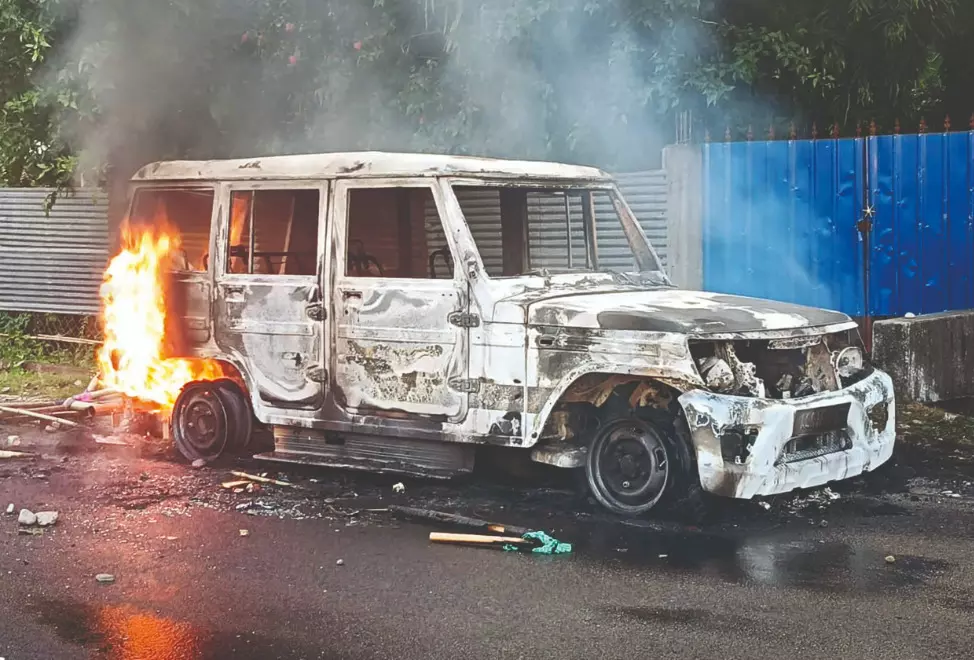 Protesters clash with police, set vehicles on fire outside prison Protesters clash with police, set vehicles on fire outside prison
