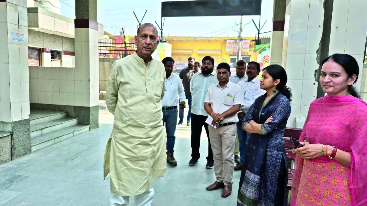 Deputy Mayor conducts inspection drive in Kirari Deputy Mayor conducts inspection drive in Kirari