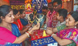 City shoppers splurge on gold,  cars & gadgets this Dhanteras