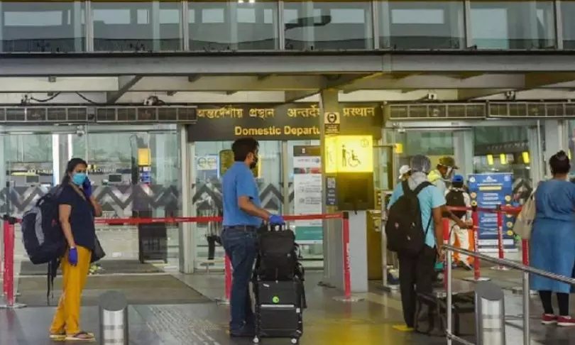 2 Mumbai airport cleaning staff held for smuggling Rs 1.6 crore foreign gold 2 Mumbai airport cleaning staff held for smuggling Rs 1.6 crore foreign gold