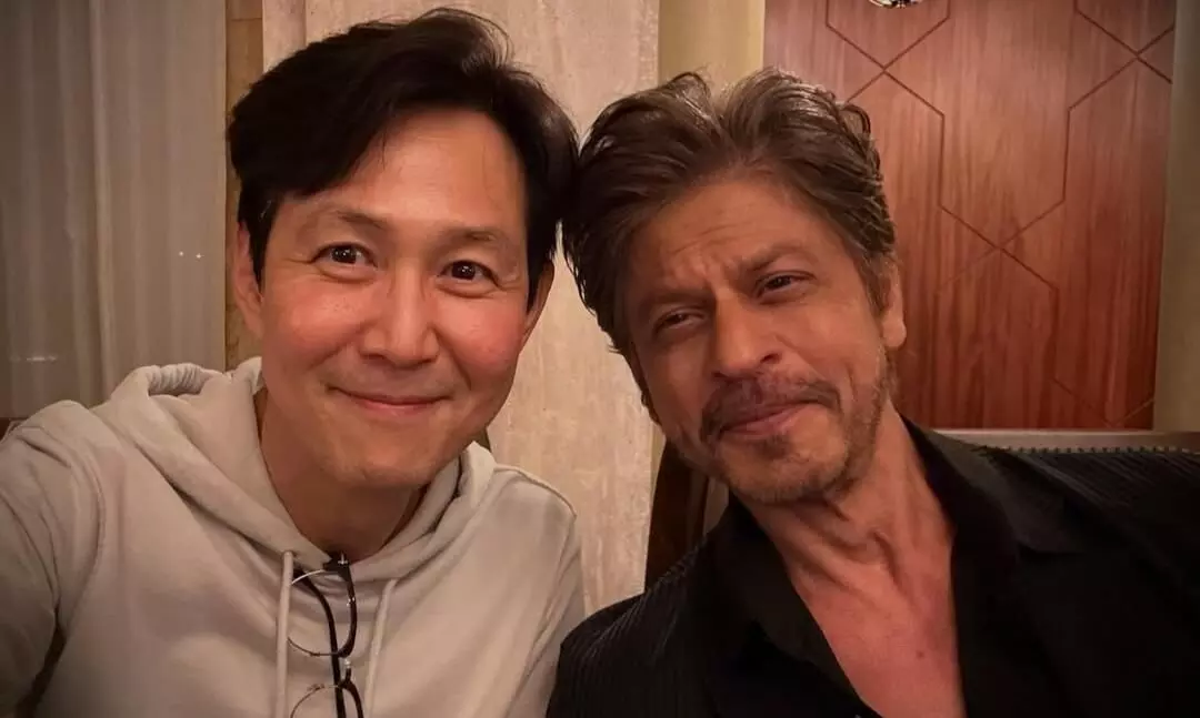 Squid Game star Lee Jung Jae poses alongside Shah Rukh Khan Squid Game star Lee Jung Jae poses alongside Shah Rukh Khan