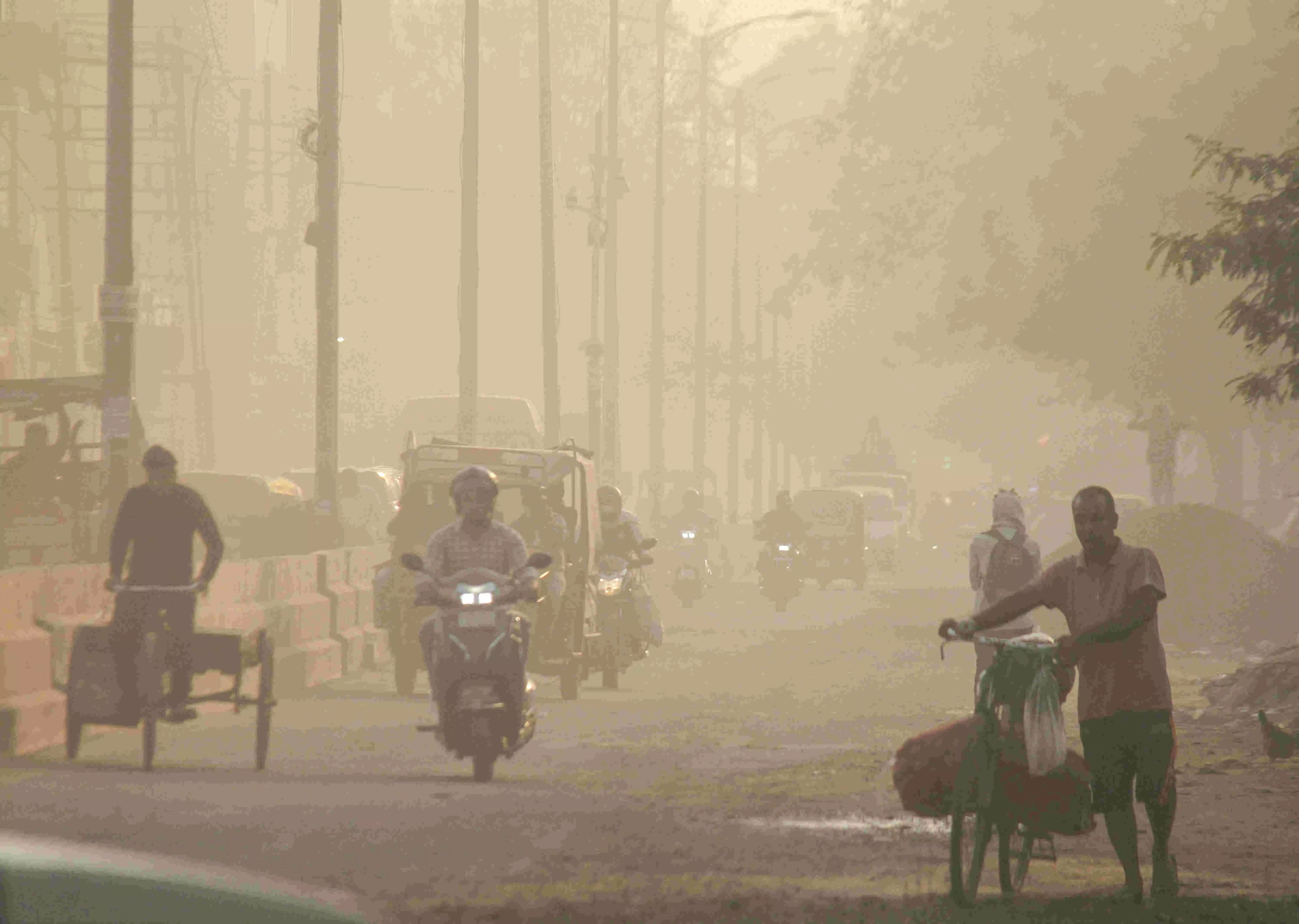 Delhi wakes up to toxic air on Diwali morning; overall AQI very poor Delhi wakes up to toxic air on Diwali morning; overall AQI very poor