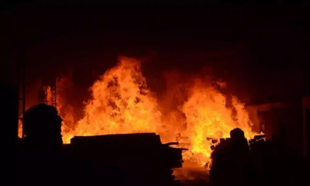 Blaze in 2 adjacent buildings in Delhis Sanjay Gandhi Transport Nagar, 40 fire tenders rushed Blaze in 2 adjacent buildings in Delhis Sanjay Gandhi Transport Nagar, 40 fire tenders rushed