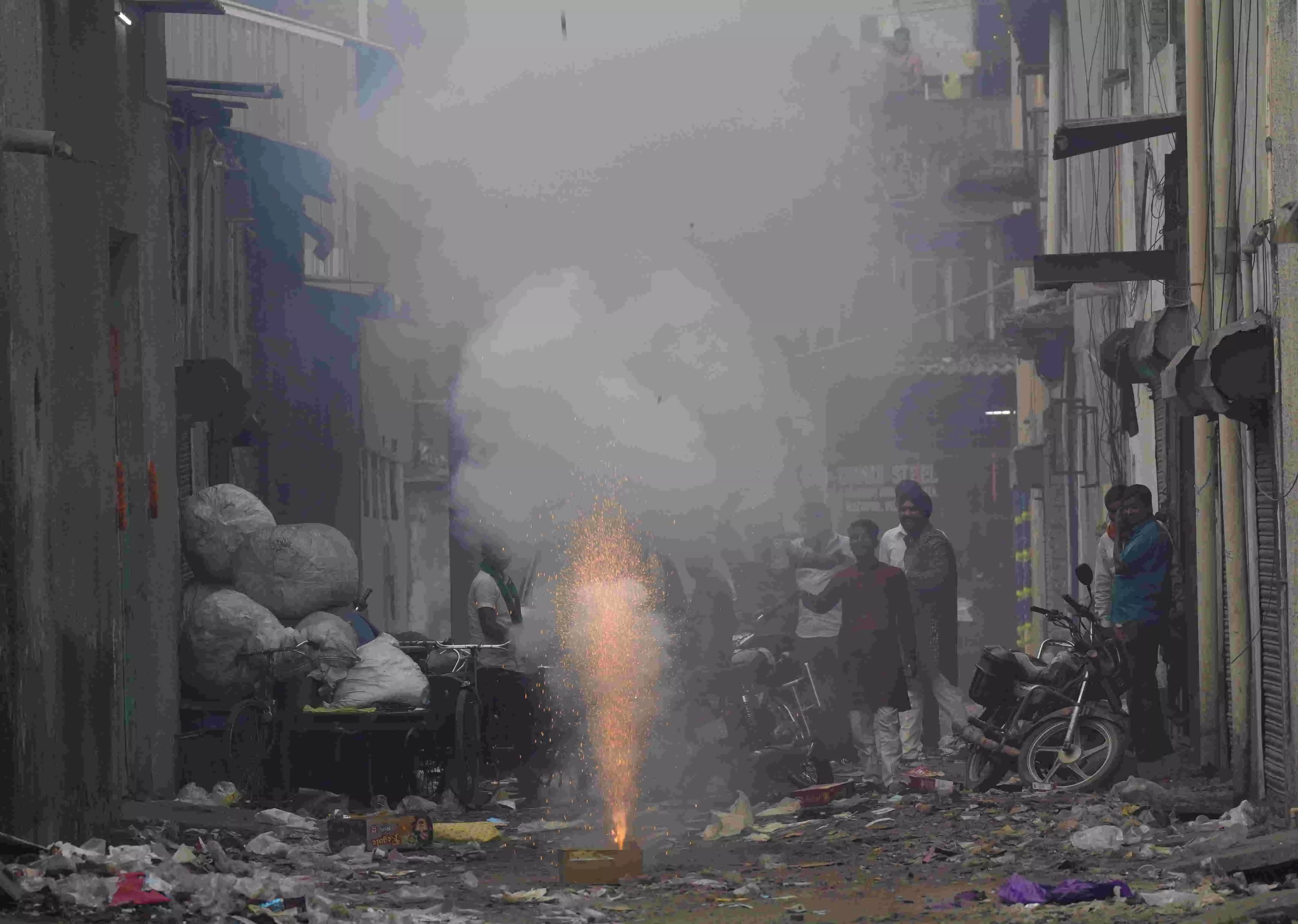 Day after Diwali, Delhi gasps for air amid toxic haze Day after Diwali, Delhi gasps for air amid toxic haze