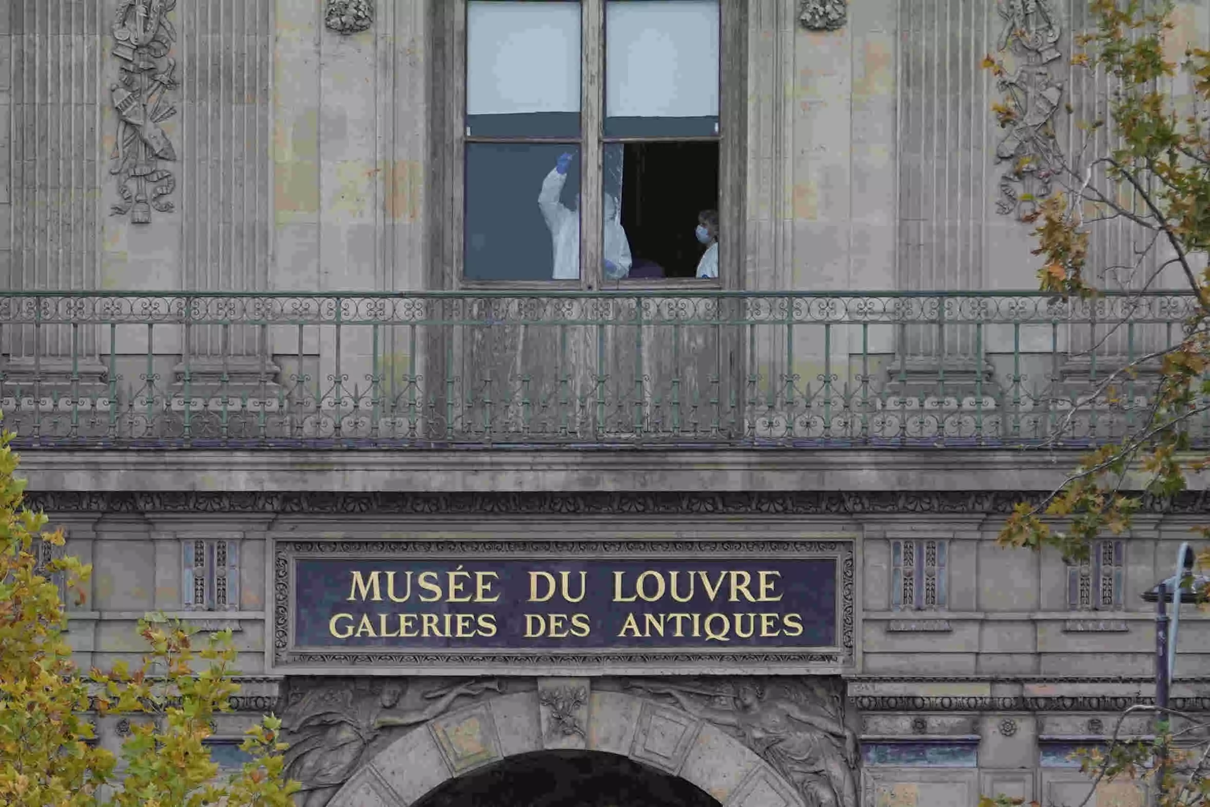 Louvre reopens 3 days after thieves took French crown jewels in daylight heist