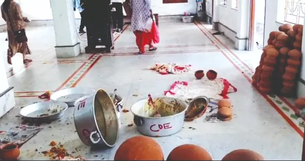 Chaos at temple over shortage of prasad Chaos at temple over shortage of prasad
