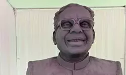 President unveils bust of former President K R Narayanan at Kerala Raj Bhavan President unveils bust of former President K R Narayanan at Kerala Raj Bhavan