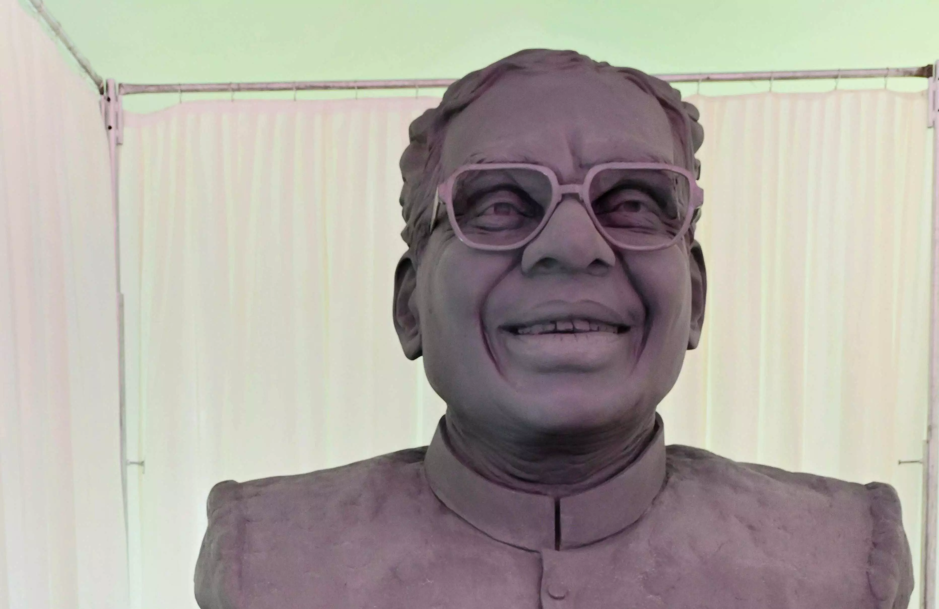 President unveils bust of former President K R Narayanan at Kerala Raj Bhavan President unveils bust of former President K R Narayanan at Kerala Raj Bhavan