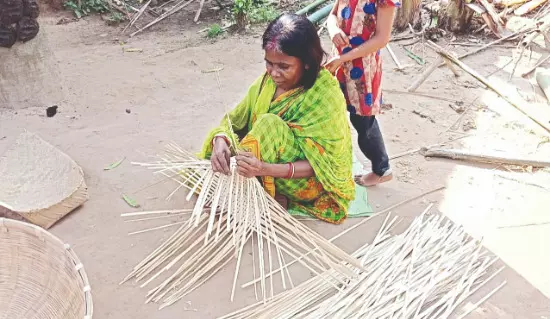 Balurghat’s women artisans rush to meet the Chhath Puja demand Balurghat’s women artisans rush to meet the Chhath Puja demand