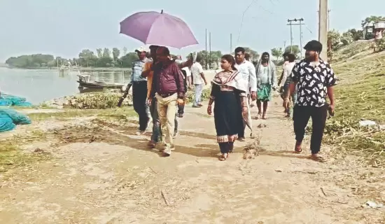 Irrigation officials inspect breached embankment at Dakshin Chandipur, Bhutni Irrigation officials inspect breached embankment at Dakshin Chandipur, Bhutni