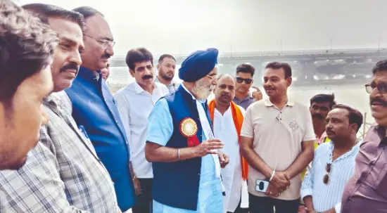 Mayor Singh inspects Chhath preps at Geeta Colony Mayor Singh inspects Chhath preps at Geeta Colony