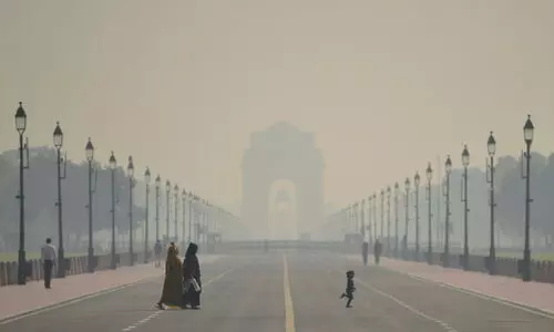 Air quality remains very poor as Delhi wakes up to hazy morning
