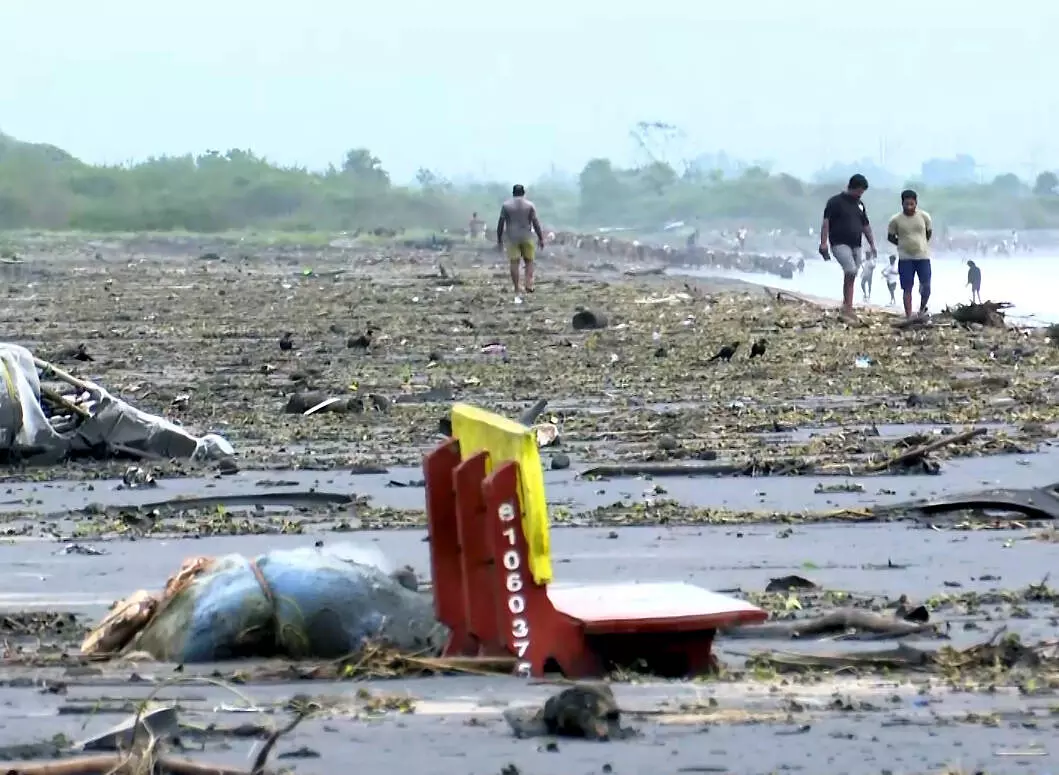 Montha leaves one dead, roads inundated, trees uprooted, crops damaged in Andhra Montha leaves one dead, roads inundated, trees uprooted, crops damaged in Andhra