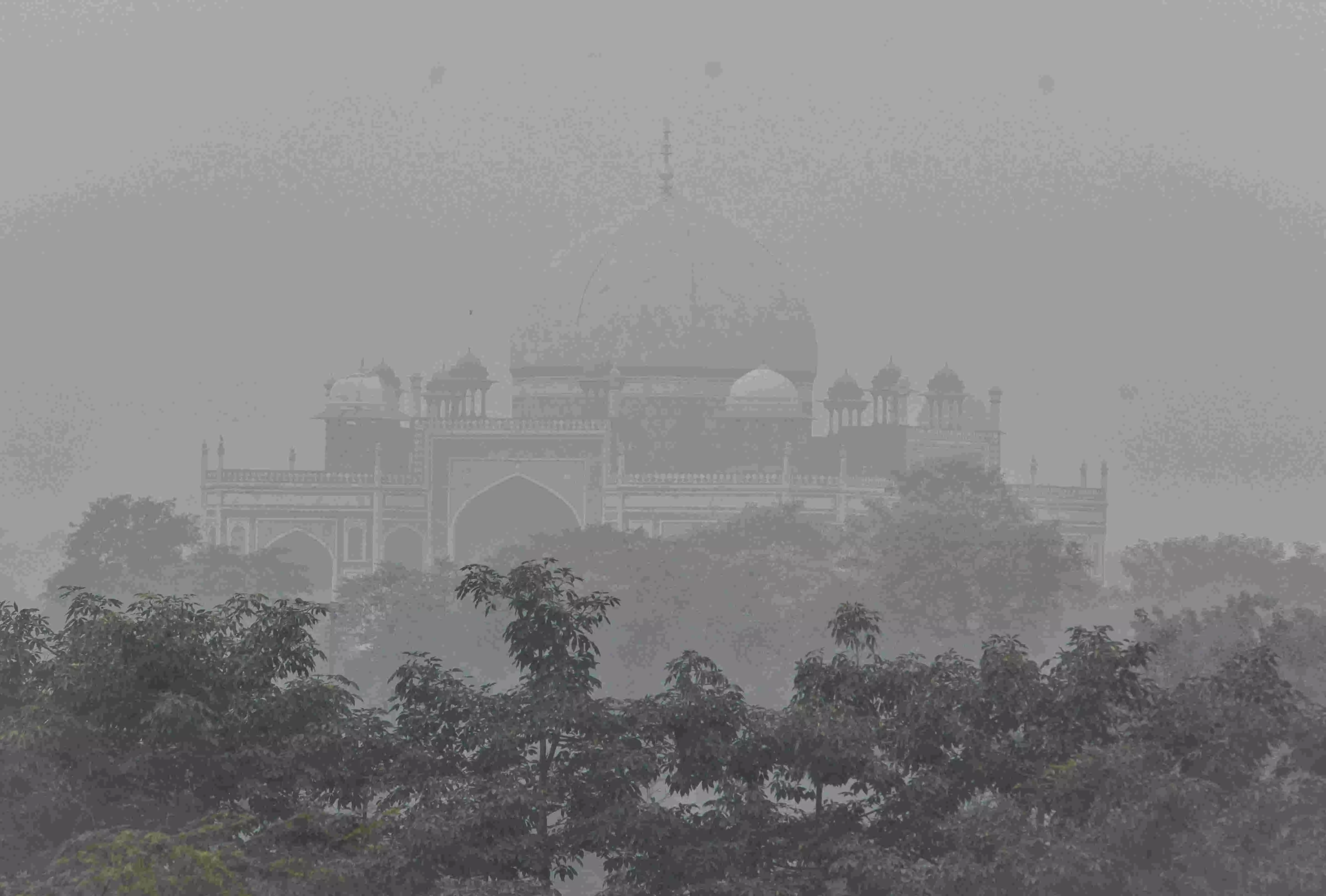 Delhis air turns very poor as haze, fog envelop city, visibility drops