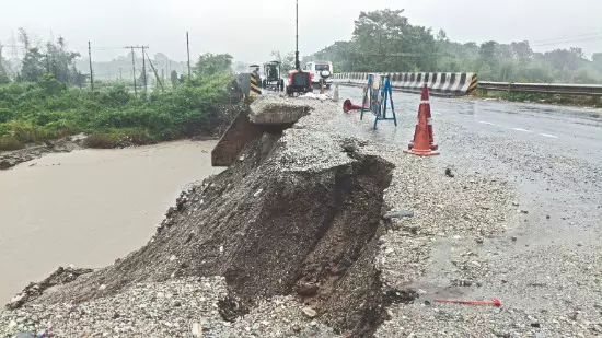 ‘Montha’ triggers crack on NH & flooding in Alipurduar ‘Montha’ triggers crack on NH & flooding in Alipurduar