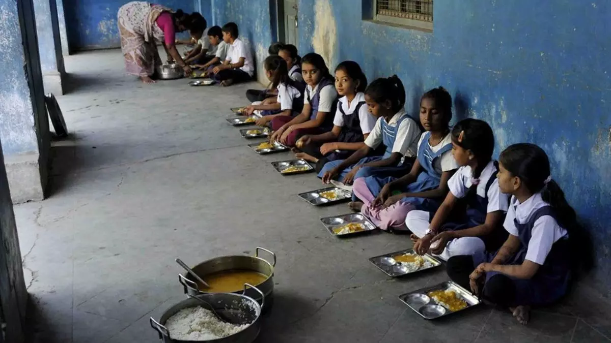 12 school students hospitalised over suspected food poisoning in Karnataka 12 school students hospitalised over suspected food poisoning in Karnataka